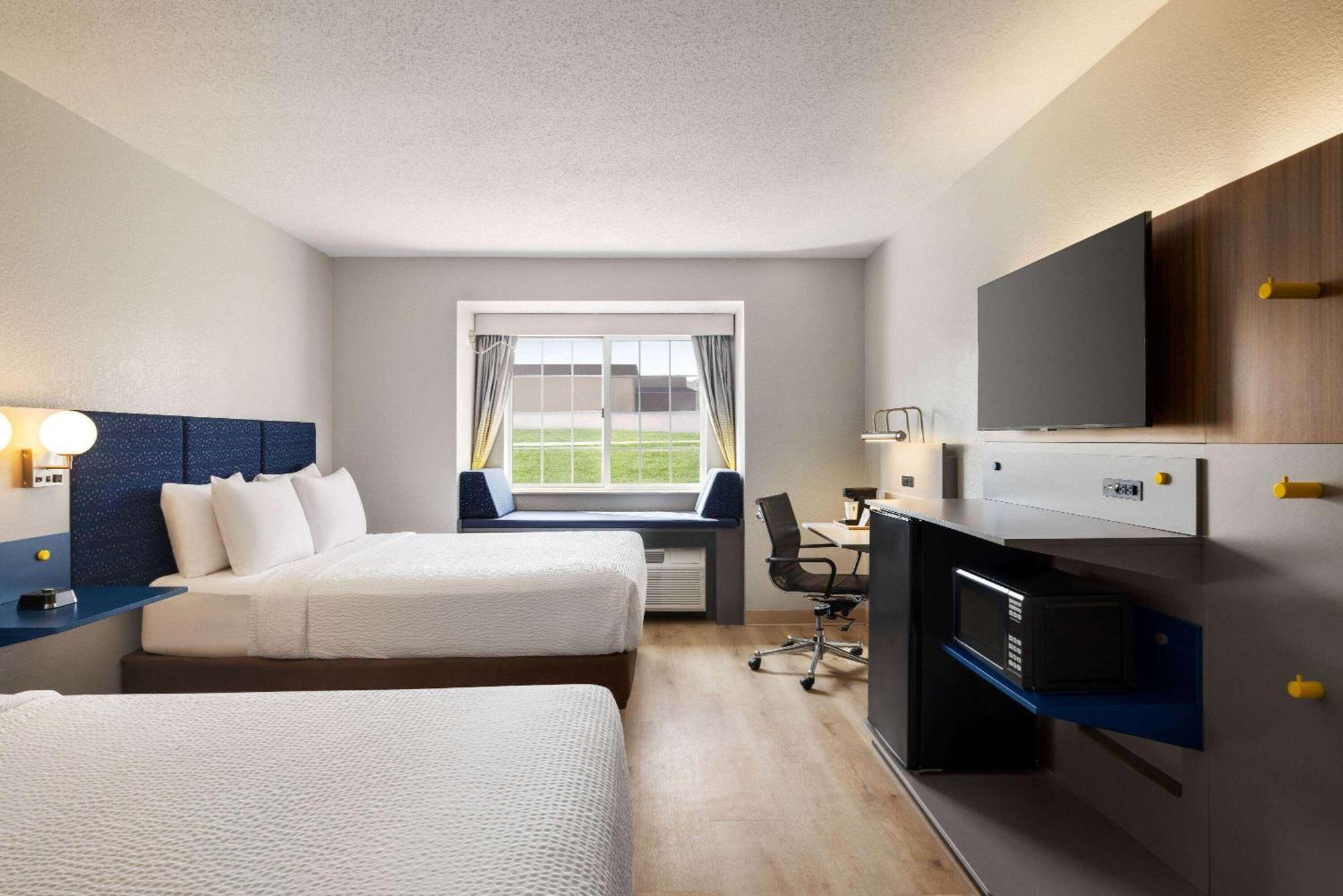Microtel & By Wyndham Hotel 2*