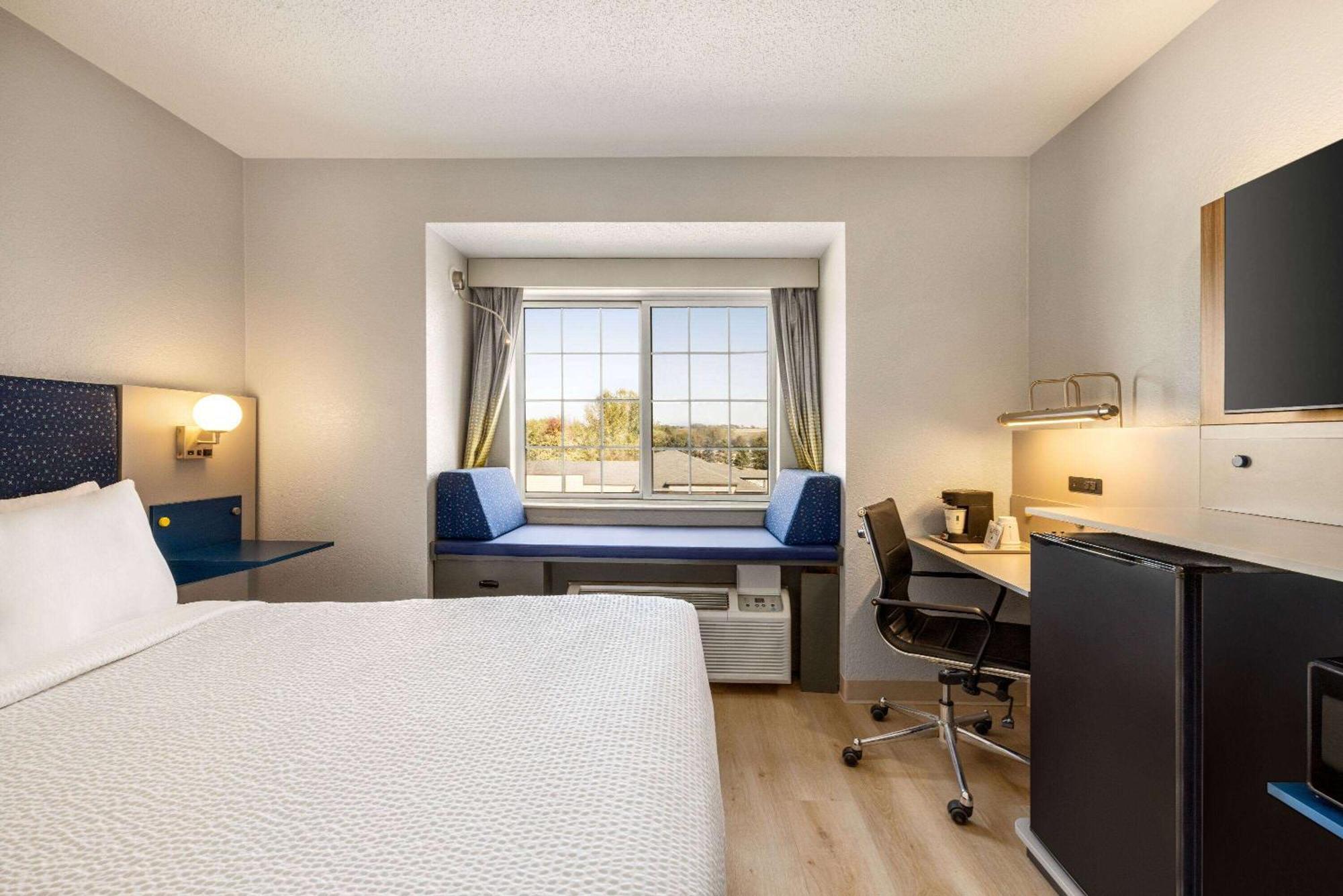 Hotel Microtel & By Wyndham 2*